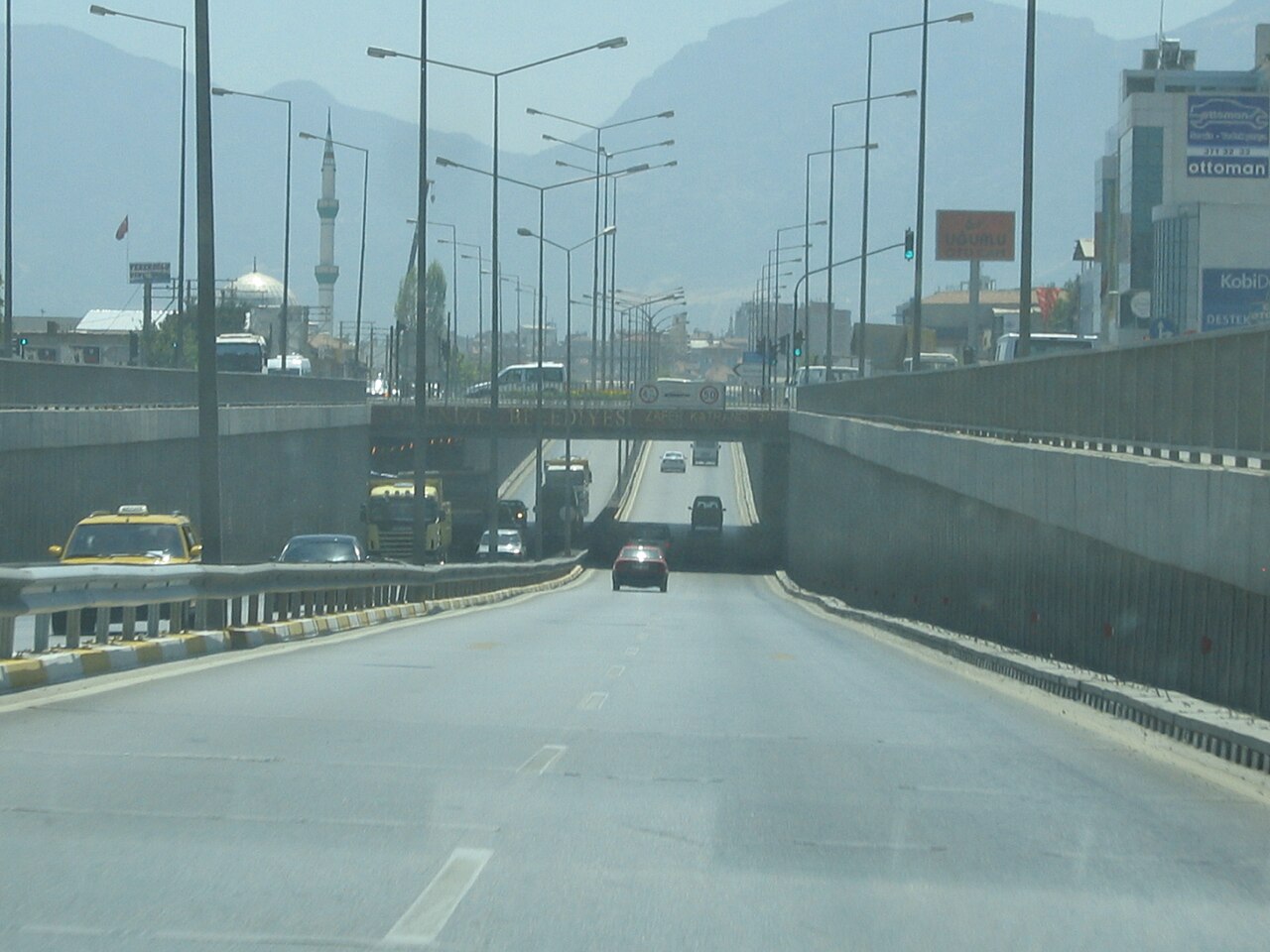 Denizli · Denizli’de belediye altgeçidi çevresindeki ana yol