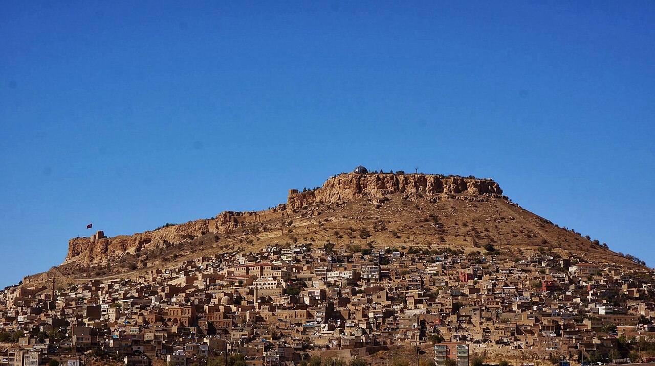 Mardin · Mardin kentinin yamaç boyunca uzanan tarihi yapı ve çatıları
